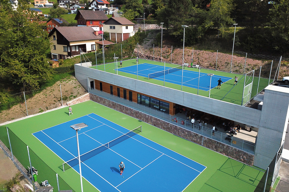 Rebound Ace Tennisanlage in den Bergen