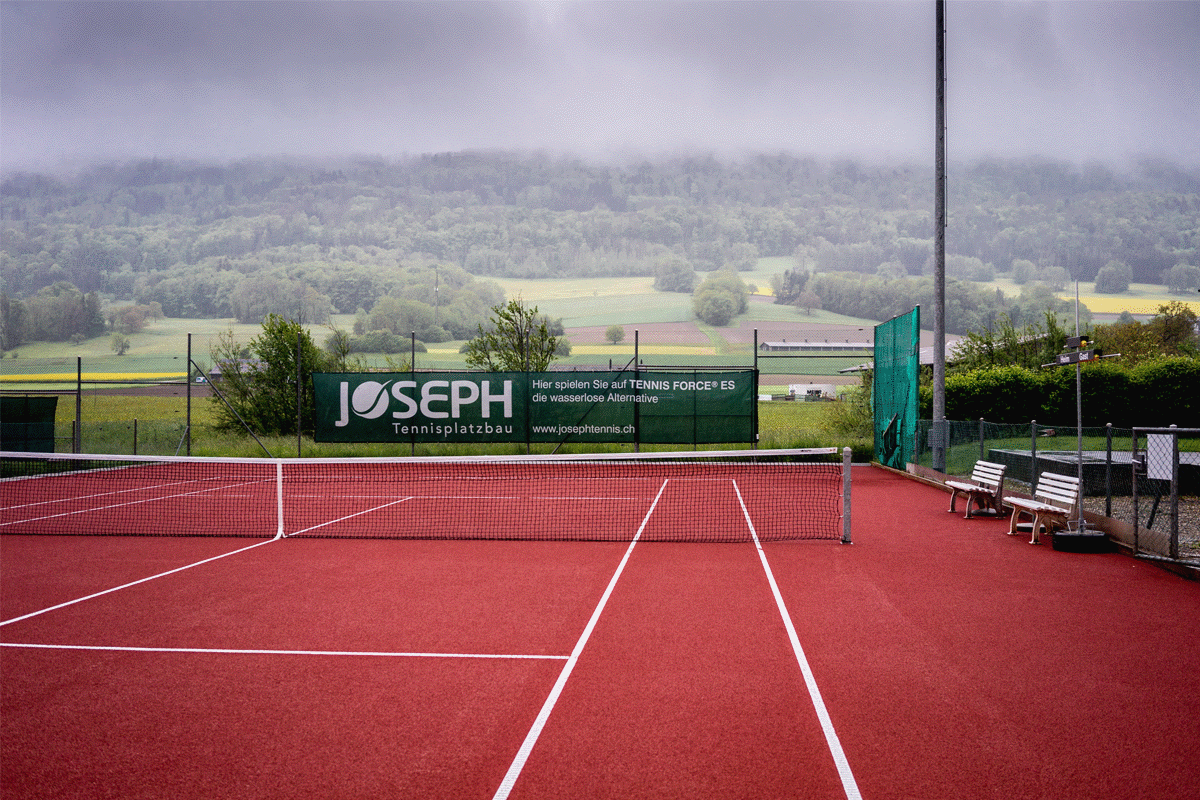 Tennisanlage im Nebel