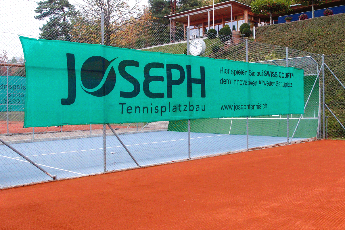 Hellgrüne Blende auf einem Tennisplatz